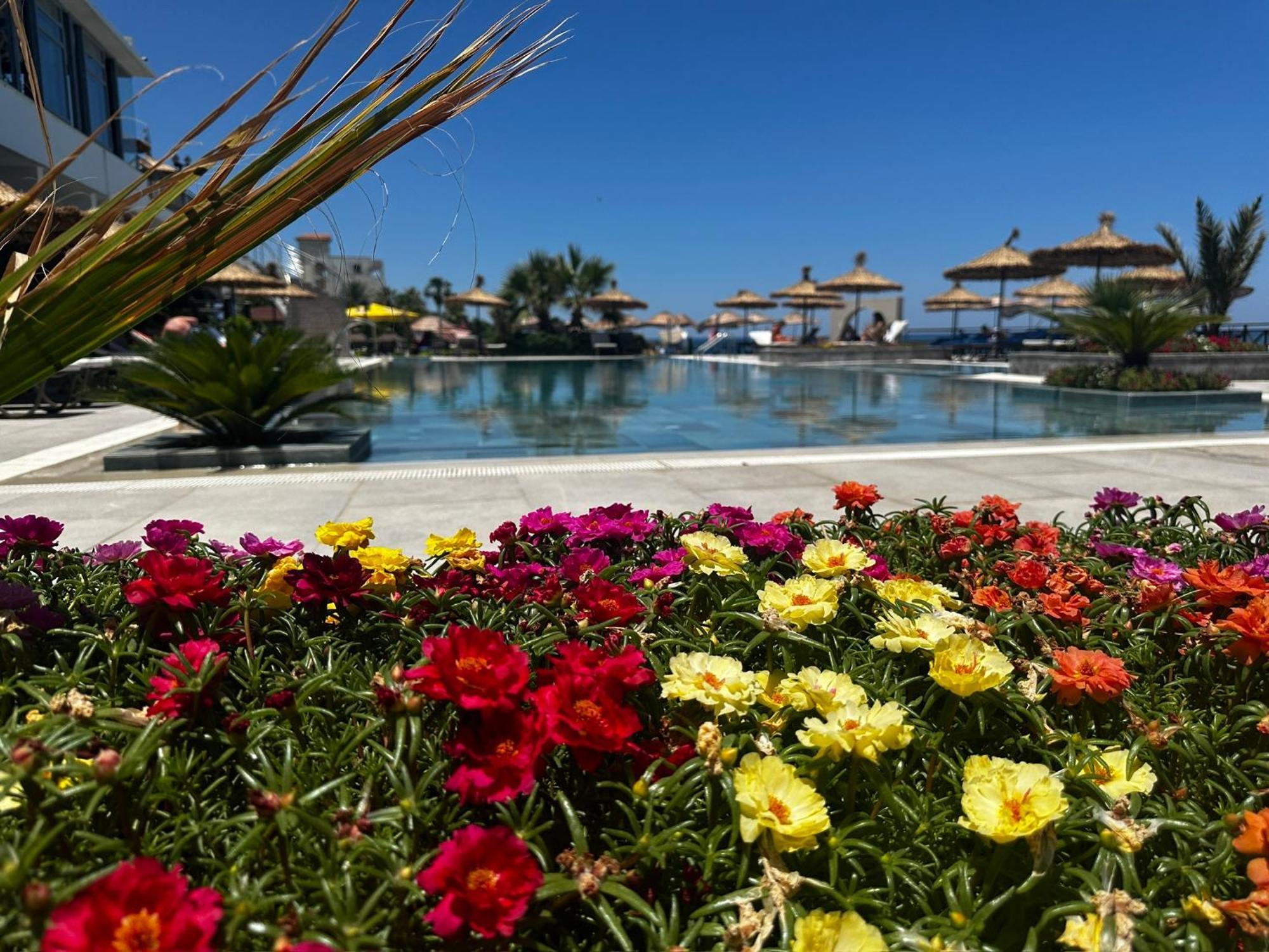 Manolya Hotel Lapithos  Exterior foto