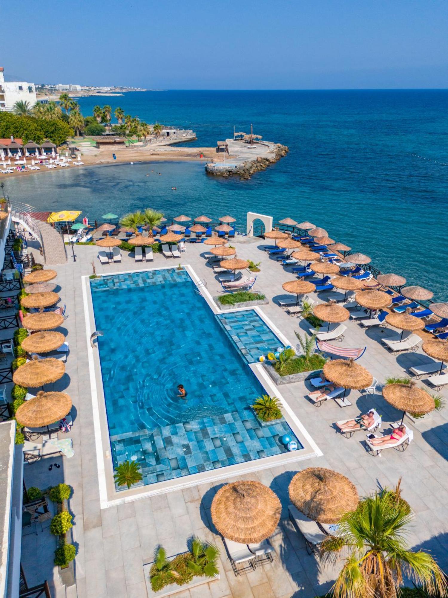 Manolya Hotel Lapithos  Exterior foto
